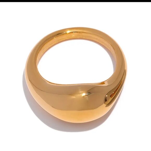 Gorgeous Smooth 18k Gold Plated Ring - Picture 1 of 4